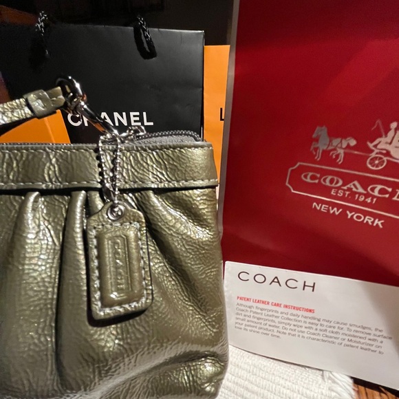 🎉!LIKE NEW🎊 Beautiful, Coach, shiny wristlet! - Picture 6 of 15